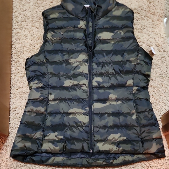 Old Navy Jackets & Blazers - NWT Old Navy Green Camouflage Puffer Vest Womans Size Medium